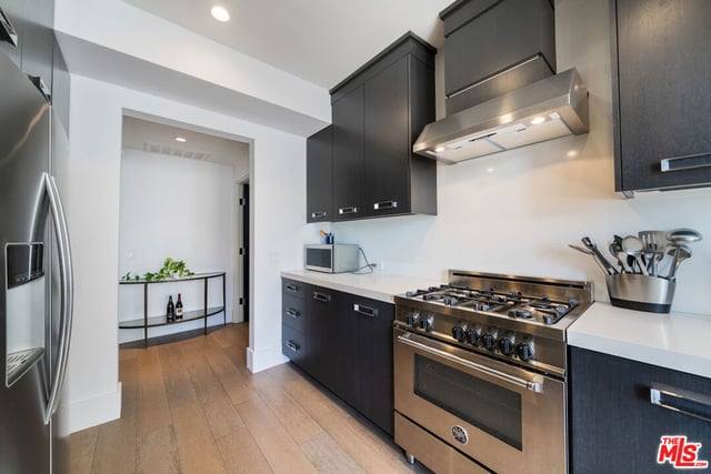 960 N Doheny Drive 301, West Hollywood, CA 90069 — photo 20 of 43