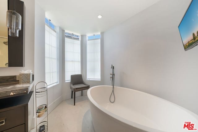 960 N Doheny Drive 301, West Hollywood, CA 90069 — photo 28 of 43