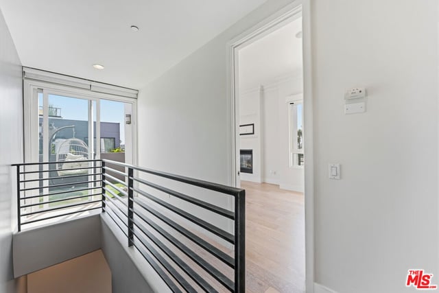 438 Arnaz Drive 106, Los Angeles, CA 90048 — photo 10 of 16