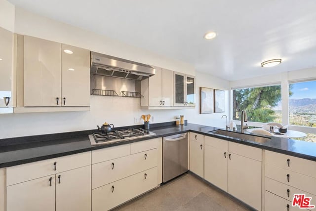 3518 3/4 Multiview Drive, Los Angeles, CA 90068 — photo 16 of 37