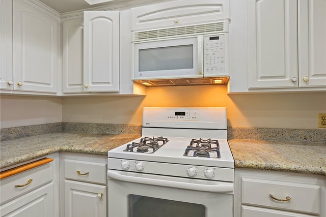 6724 Hillpark Drive 302, Los Angeles, CA 90068 — photo 7 of 42