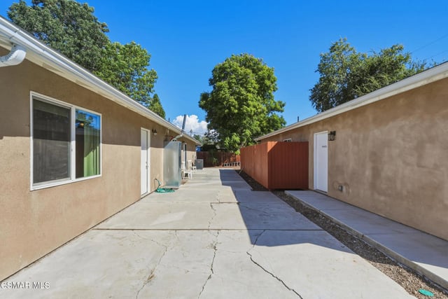 880 E Avenida De Las Flores, Thousand Oaks, CA 91360 — photo 25 of 30