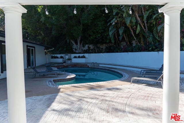 17856 Cathedral Place, Encino, CA 91316 — photo 10 of 11