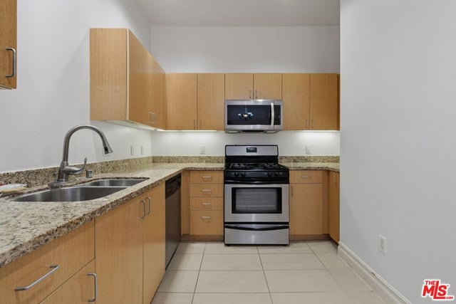 917 S New Hampshire Avenue 414, Los Angeles, CA 90006 — photo 22 of 41