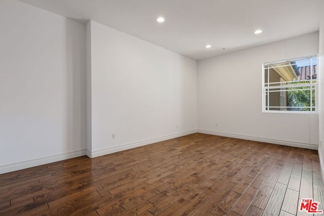 917 S New Hampshire Avenue 414, Los Angeles, CA 90006 — photo 26 of 41