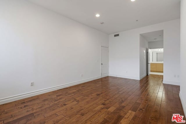 917 S New Hampshire Avenue 414, Los Angeles, CA 90006 — photo 32 of 41
