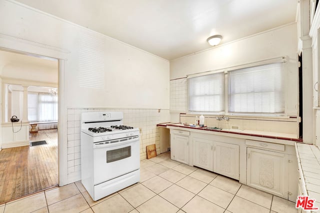 320 W 46th Street, Los Angeles, CA 90037 — photo 12 of 19
