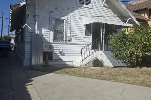 320 W 46th Street, Los Angeles, CA 90037 — photo 2 of 19