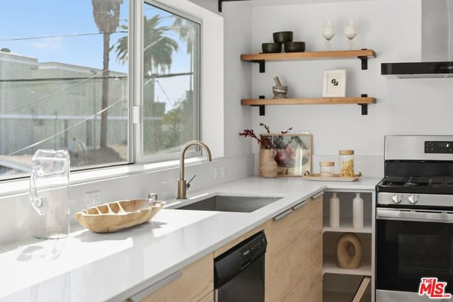 1244 14th Street E, Santa Monica, CA 90404 — photo 8 of 31
