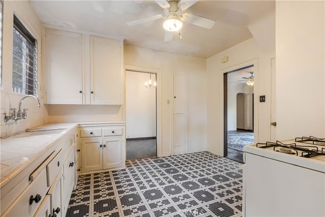718 East Cypress Street, Glendale, CA 91205 — photo 11 of 37