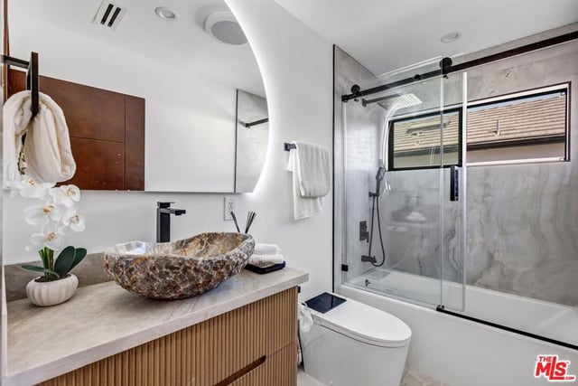 11404 Biona Drive, Los Angeles, CA 90066 — photo 12 of 35
