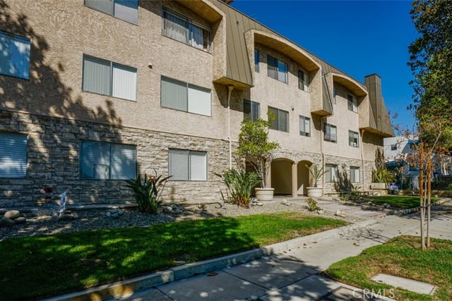 377 W California Avenue 27, Glendale, CA 91203 — photo 2 of 49