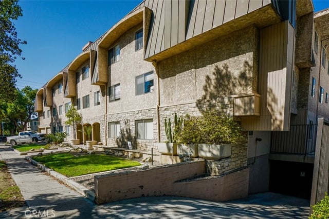 377 W California Avenue 27, Glendale, CA 91203 — photo 3 of 49