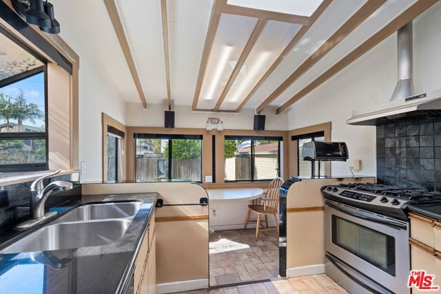 2421 Glyndon Avenue, Venice, CA 90291 — photo 12 of 35