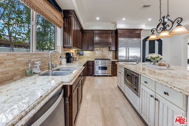 23123 Oxnard Street, Woodland Hills, CA 91367 — photo 5 of 10