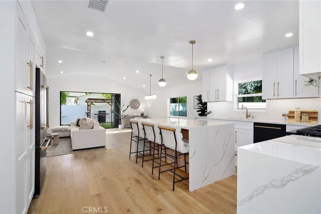 17420 Collins Street, Encino, CA 91316 — photo 5 of 33