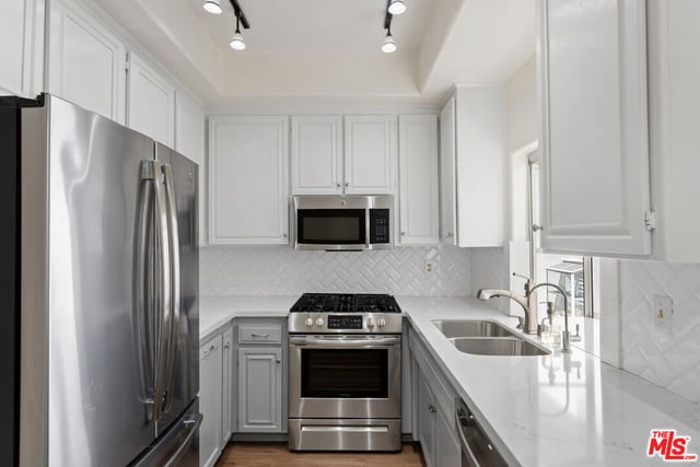 5145 Yarmouth Avenue 29, Encino, CA 91316 — photo 4 of 13