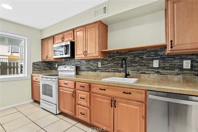 8031 Canby Ave 4, Reseda, CA 91335 — photo 12 of 39