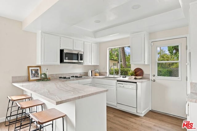 15435 Runnymede Street, Van Nuys, CA 91406 — photo 10 of 20