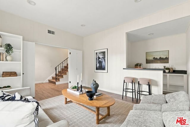 15435 Runnymede Street, Van Nuys, CA 91406 — photo 3 of 20