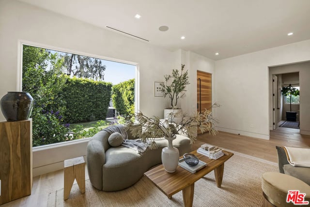 1518 Glenavon Avenue, Venice, CA 90291 — photo 3 of 28