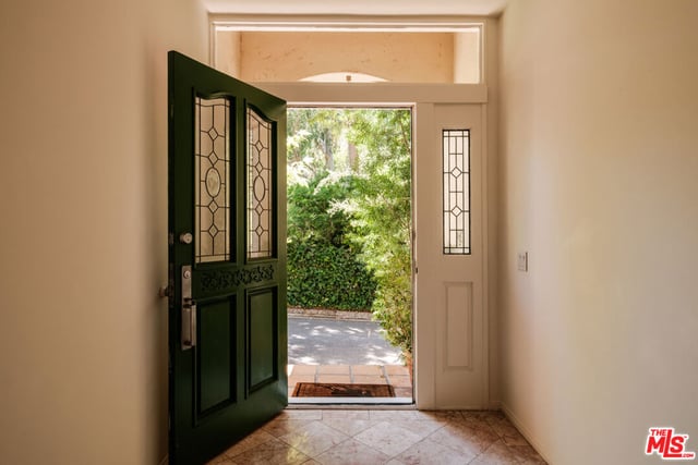 10055 Reevesbury Drive, Beverly Hills, CA 90210 — photo 4 of 39