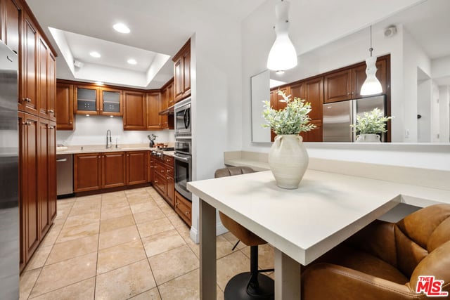 11863 Darlington Avenue 110, Los Angeles, CA 90049 — photo 5 of 37
