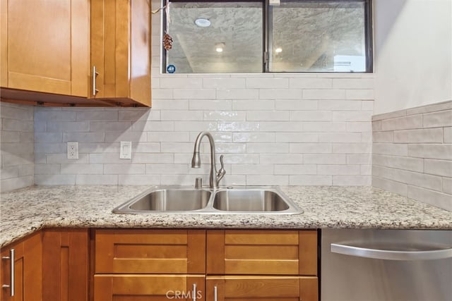 729 S Hobart Boulevard 11, Los Angeles, CA 90005 — photo 5 of 31
