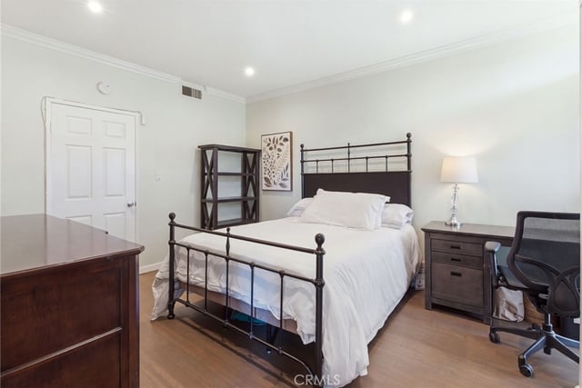 729 S Hobart Boulevard 11, Los Angeles, CA 90005 — photo 9 of 31