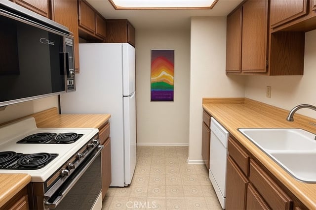 460 Oak Street 210, Glendale, CA 91204 — photo 4 of 4