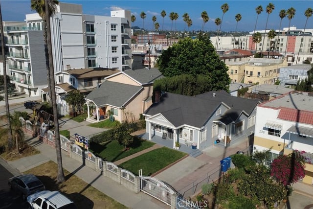 210 N Berendo Street, Los Angeles, CA 90004 — photo 3 of 21