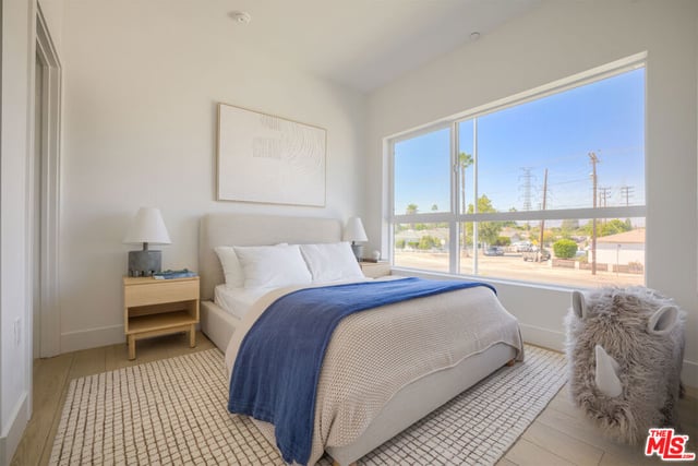 11214 Victory Boulevard 6, North Hollywood, CA 91606 — photo 3 of 22