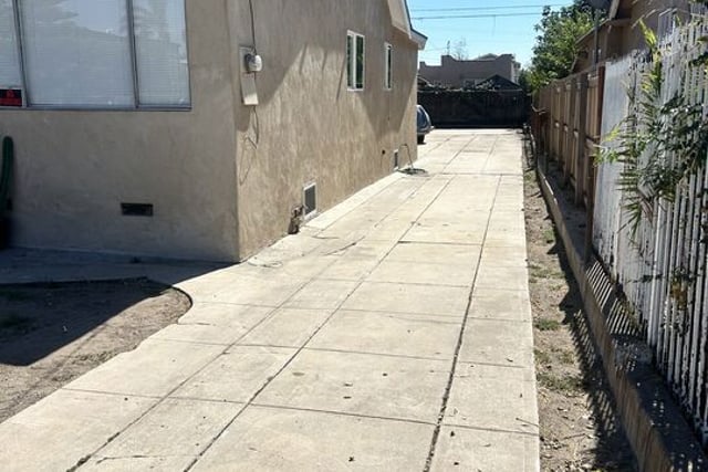 534 W Colden Avenue, Los Angeles, CA 90044 — photo 4 of 19