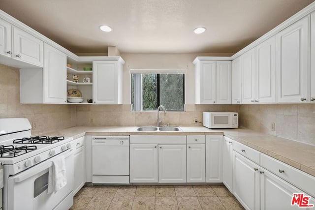 3245 Altura Avenue 8, Glendale, CA 91214 — photo 12 of 36