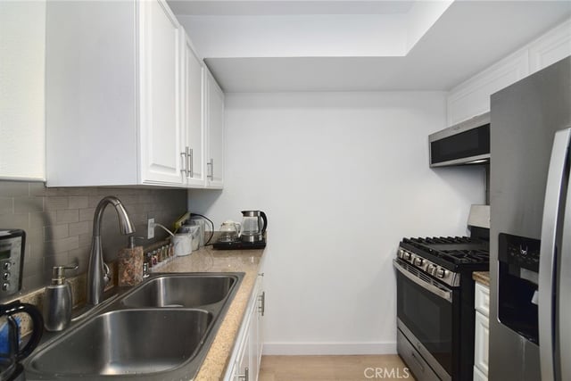 21400 Burbank Boulevard 202, Woodland Hills, CA 91367 — photo 9 of 20