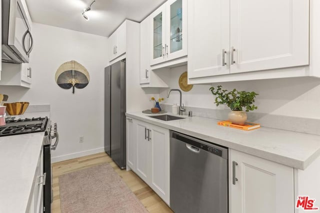 3325 Bagley Avenue 105, Los Angeles, CA 90034 — photo 11 of 38