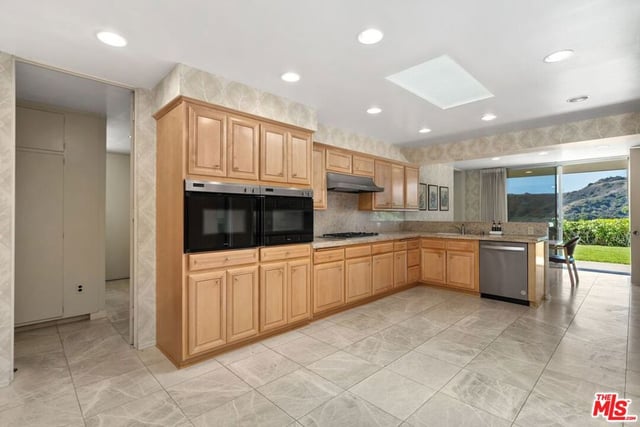 3031 Elvido Drive, Los Angeles, CA 90049 — photo 23 of 62