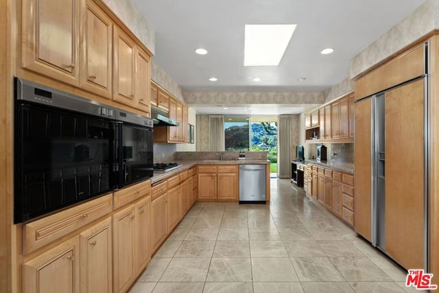 3031 Elvido Drive, Los Angeles, CA 90049 — photo 24 of 62
