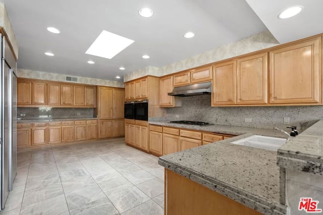 3031 Elvido Drive, Los Angeles, CA 90049 — photo 25 of 62