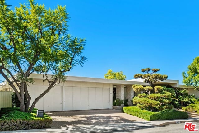 3031 Elvido Drive, Los Angeles, CA 90049 — photo 3 of 62