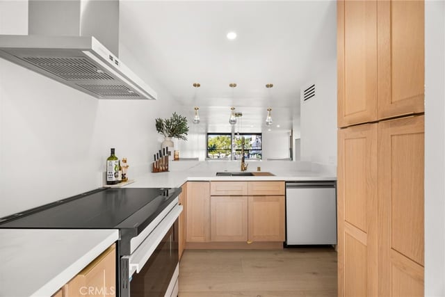 8103 N Marina Pacifica Drive N, Long Beach, CA 90803 — photo 11 of 34