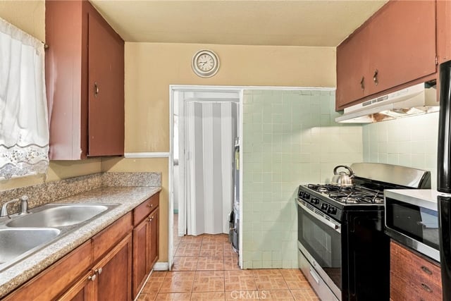 1659 W 39th, Los Angeles, CA 90062 — photo 5 of 37