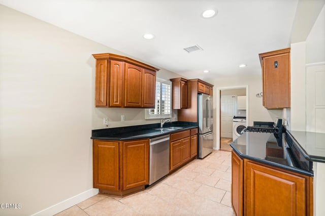 1070 Medford Road, Pasadena, CA 91107 — photo 16 of 44
