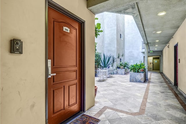 908 S Ardmore Avenue 201, Los Angeles, CA 90006 — photo 3 of 31