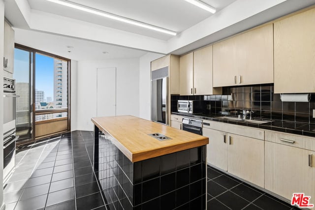 10430 Wilshire Boulevard 1505, Los Angeles, CA 90024 — photo 14 of 31