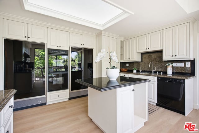 325 N Oakhurst Drive 405, Beverly Hills, CA 90210 — photo 30 of 75