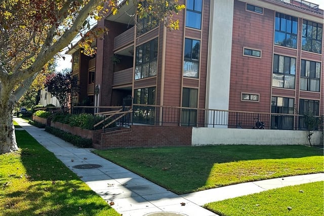 3200 W RIVERSIDE Drive M, Burbank, CA 91505 — photo 3 of 3