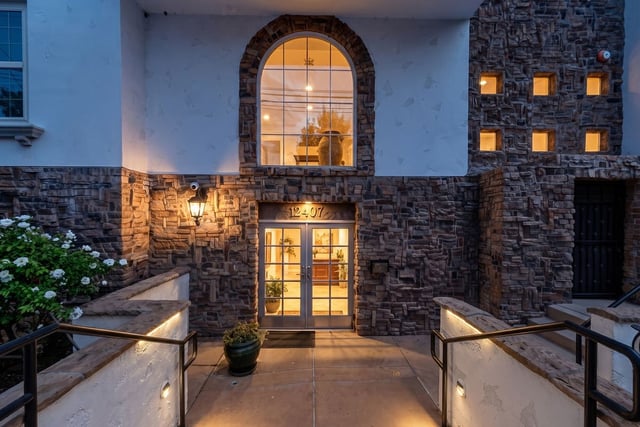 12407 Moorpark Street 104, Studio City, CA 91604 — photo 2 of 45