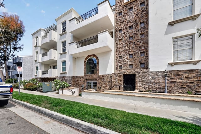 12407 Moorpark Street 104, Studio City, CA 91604 — photo 3 of 45