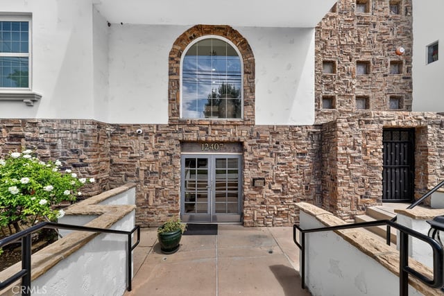 12407 Moorpark Street 104, Studio City, CA 91604 — photo 4 of 45
